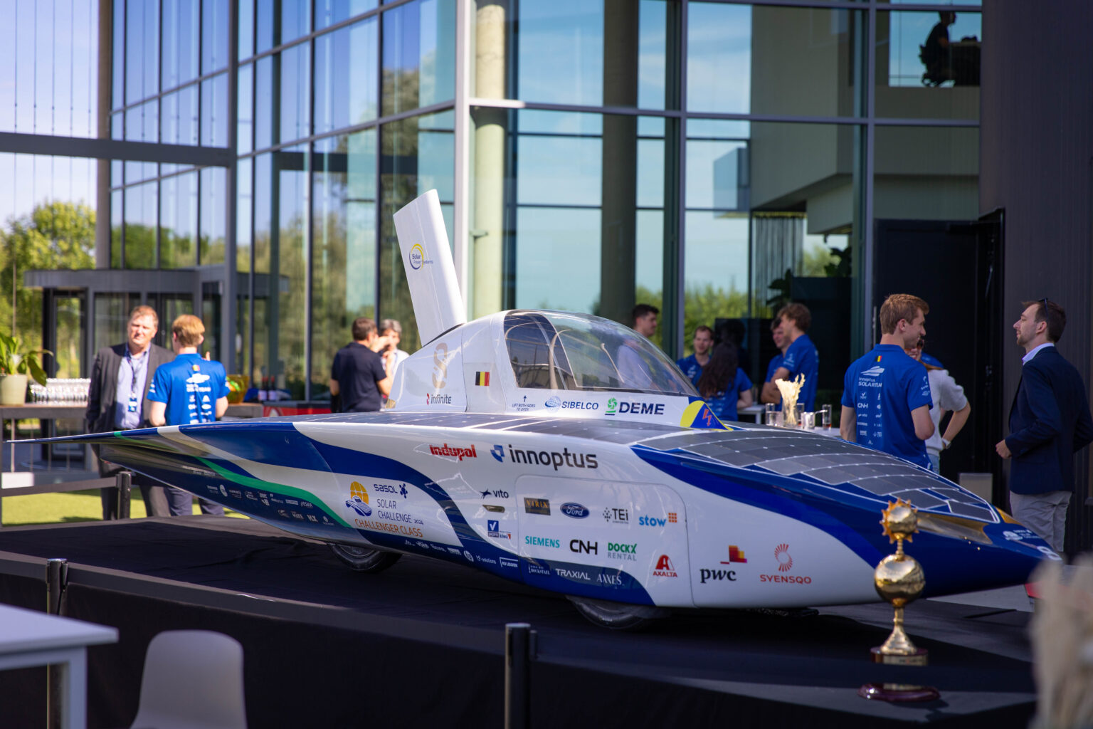 Innoptus Solar Team onthult meest efficiënte zonnewagen ooit - TW.nl